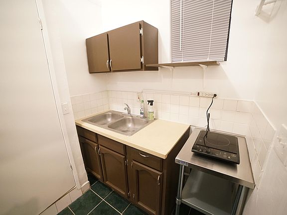 5th image of 860 N Vista St APT A
