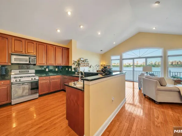35 Lydia Dr Unit D2, West New York, NJ 07093