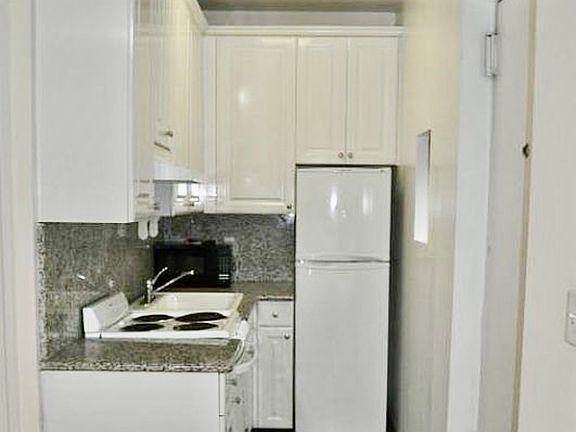 2nd image of 105 W 55th St #Phc