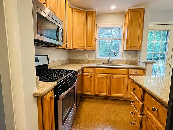 5th image of 2220 Primrose Dr