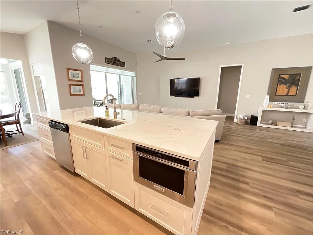3 bed, 2.0 bath, 1990 sqft, $14,000 — Photo 4