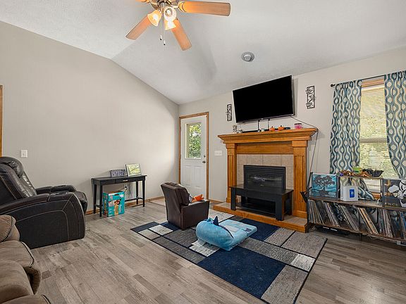4th image of 3253 E Colonial Street