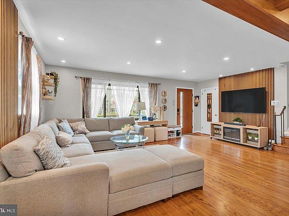 4th image of 1237 Oakwood Rd