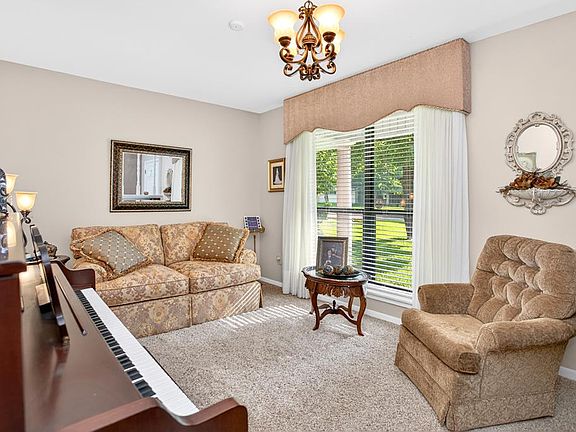 3rd image of 906 Linkwood Dr