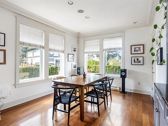 3rd image of 590 Simcoe St