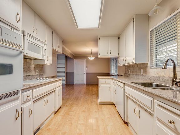 2nd image of 2759 Montebello Way