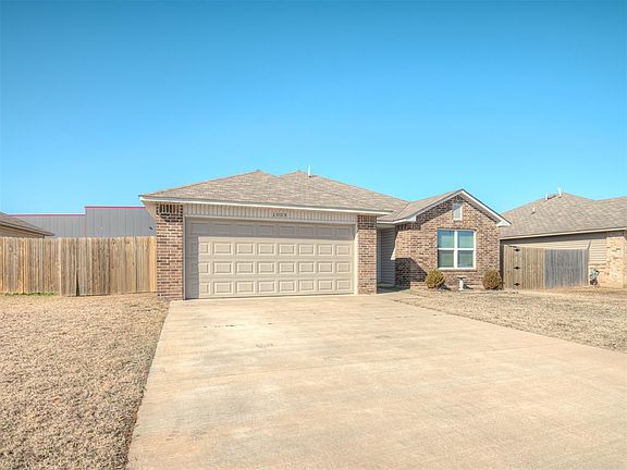 3rd image of 1005 S Blackjack Ln