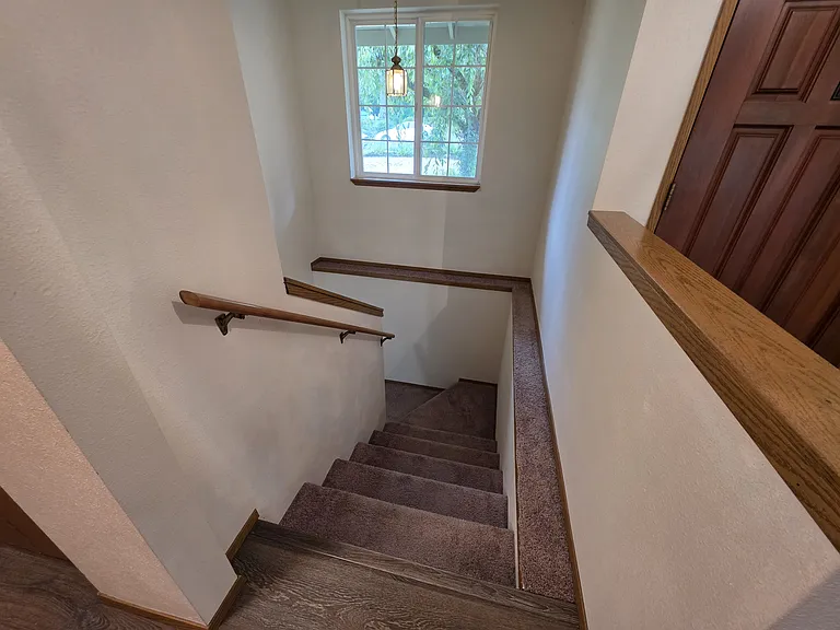 384 Selkirk Dr — Photo 14