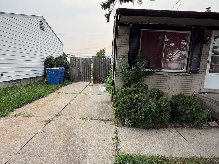 23273 Blackett Ave — Photo 8