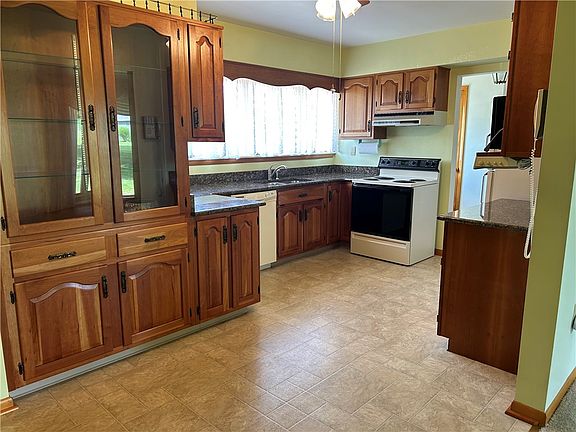 3rd image of 139 Oglevee Ln
