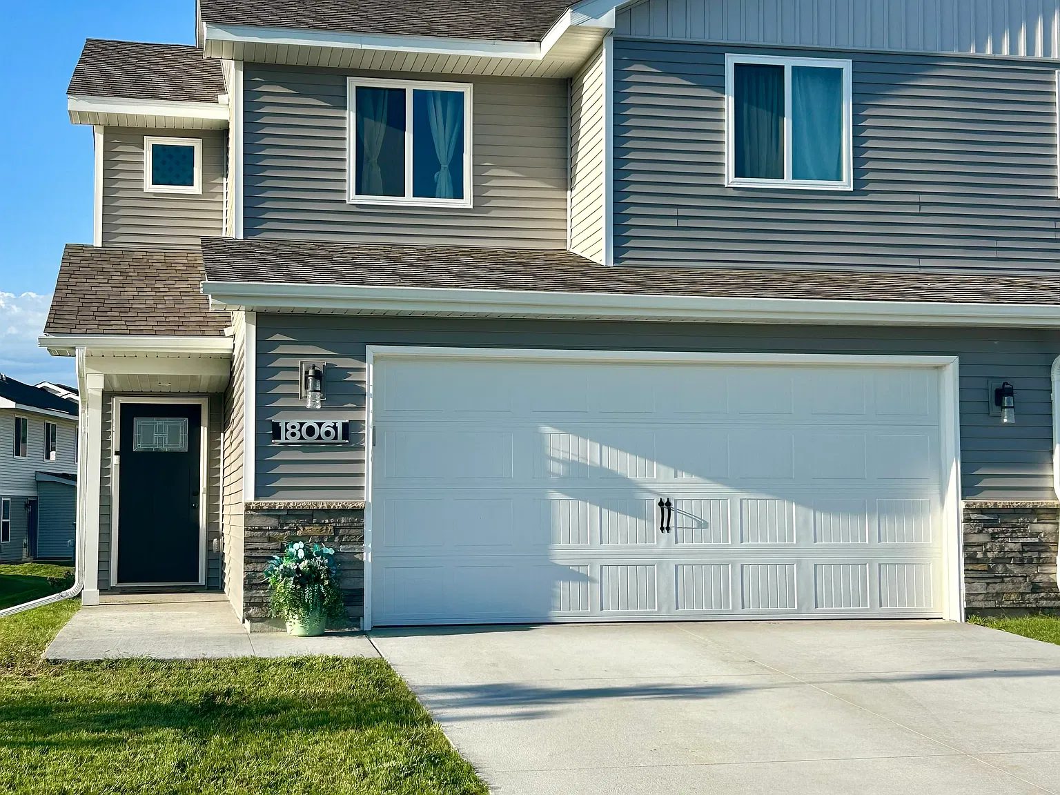 3 bed, 1676 sqft, $2,400 — Photo 1