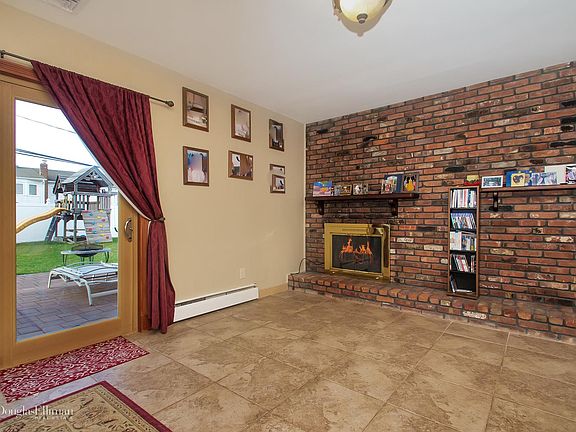5th image of 18 Marquette Dr