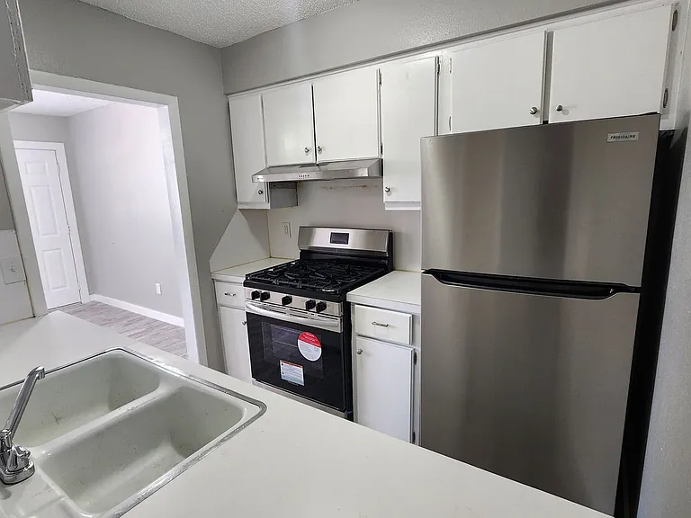 320 E Edwards St #16 — Photo 7
