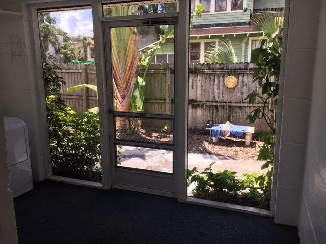 screened porch - 2010 W Azeele St