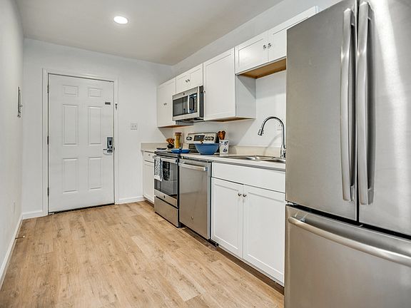 4th image of 905 W Abram St Suite 2