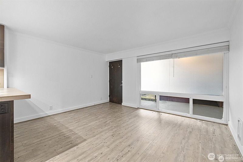 4th image of 752 Bellevue Avenue E #202