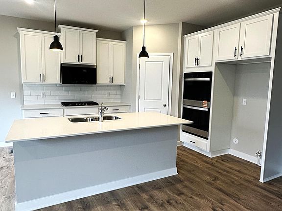 2nd image of 712 Winterberry Ln