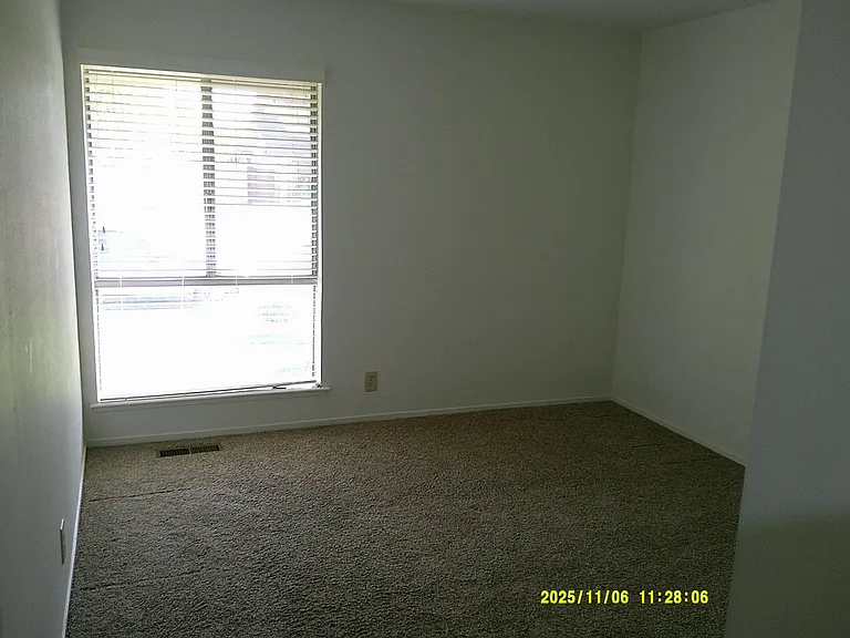 390 S Almond St — Photo 28