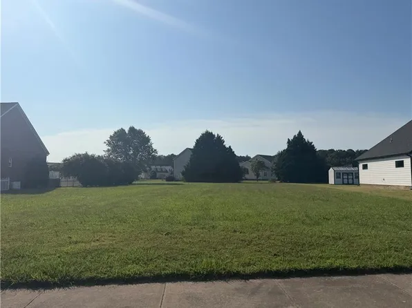 120 Pelican Pointe Dr, Elizabeth City, NC 27909