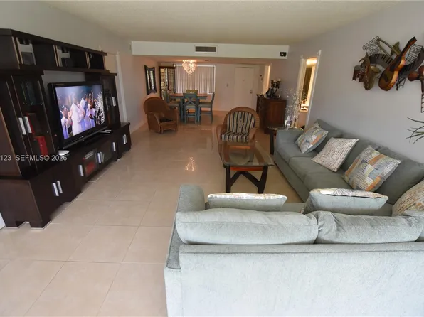 3800 Oaks Clubhouse Dr APT 309, Pompano Beach, FL 33069