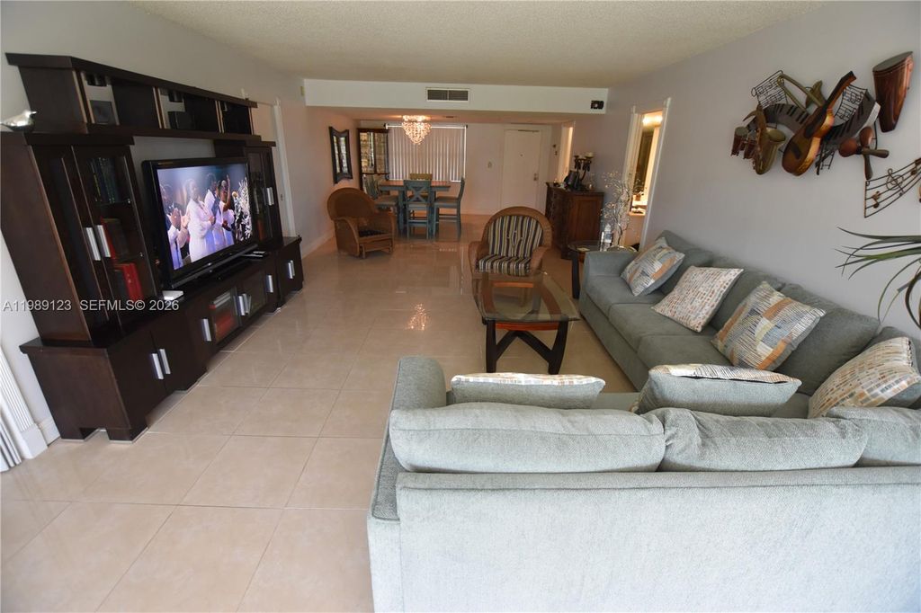 3800 Oaks Clubhouse Dr APT 309, Pompano Beach