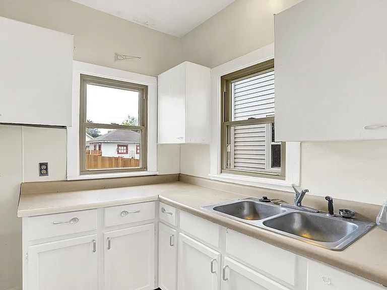 628 N Riley Ave — Photo 14