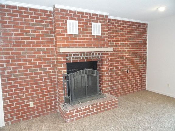 2nd image of 724 Canterbury Ct