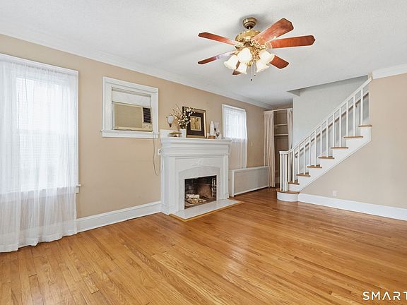 4th image of 424 Commonwealth Avenue