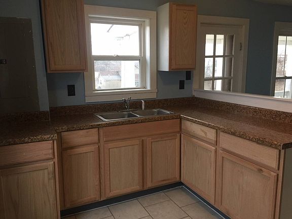 4th image of 122 W 11th St