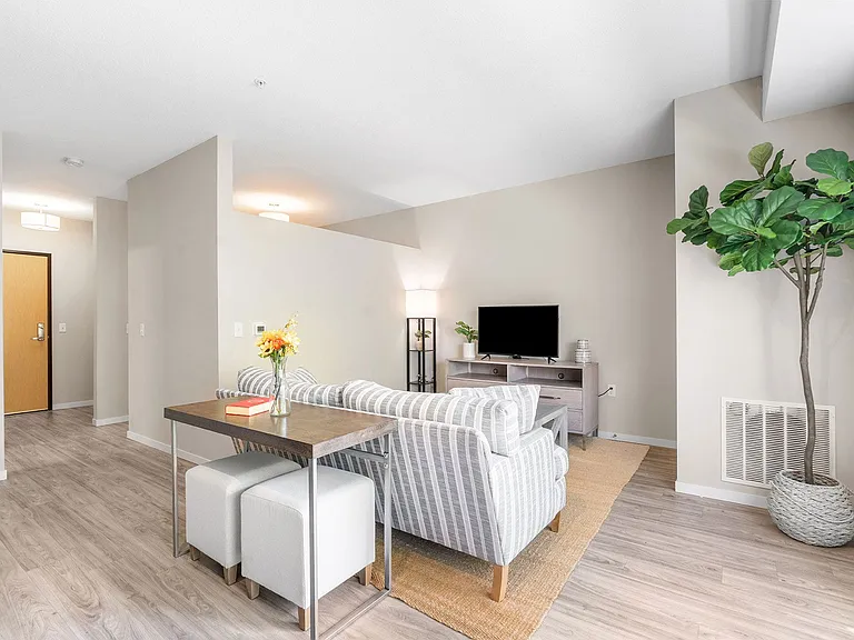 The Chamberlain Apartments — Photo 15