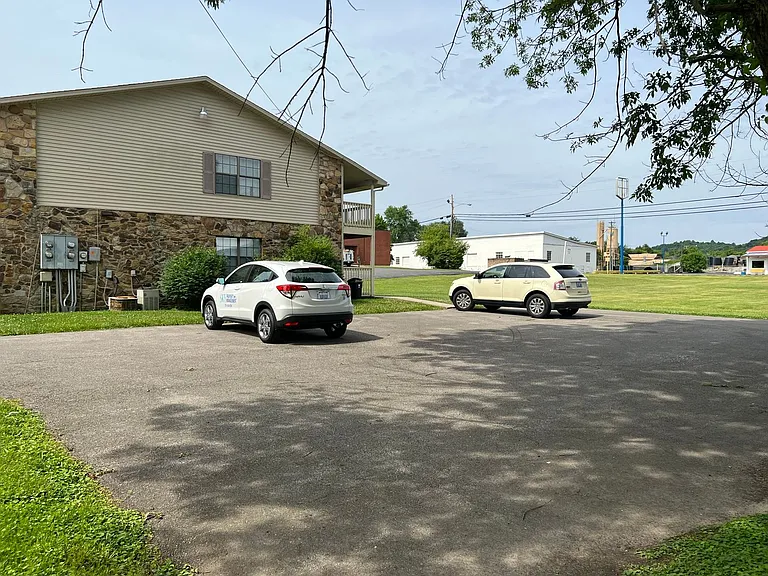 200 Maple Ave — Photo 8