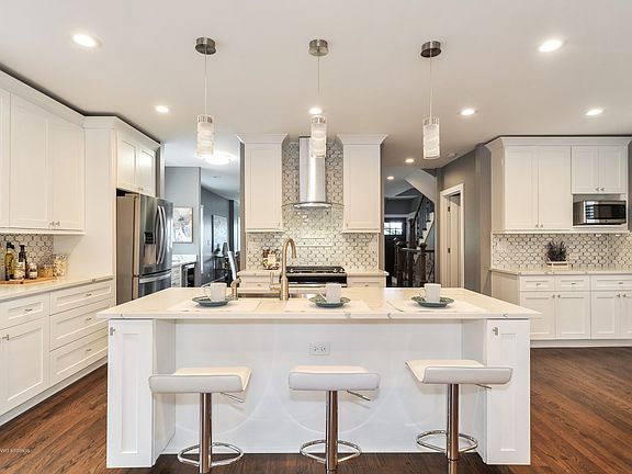 5th image of 2518 W Berteau Ave