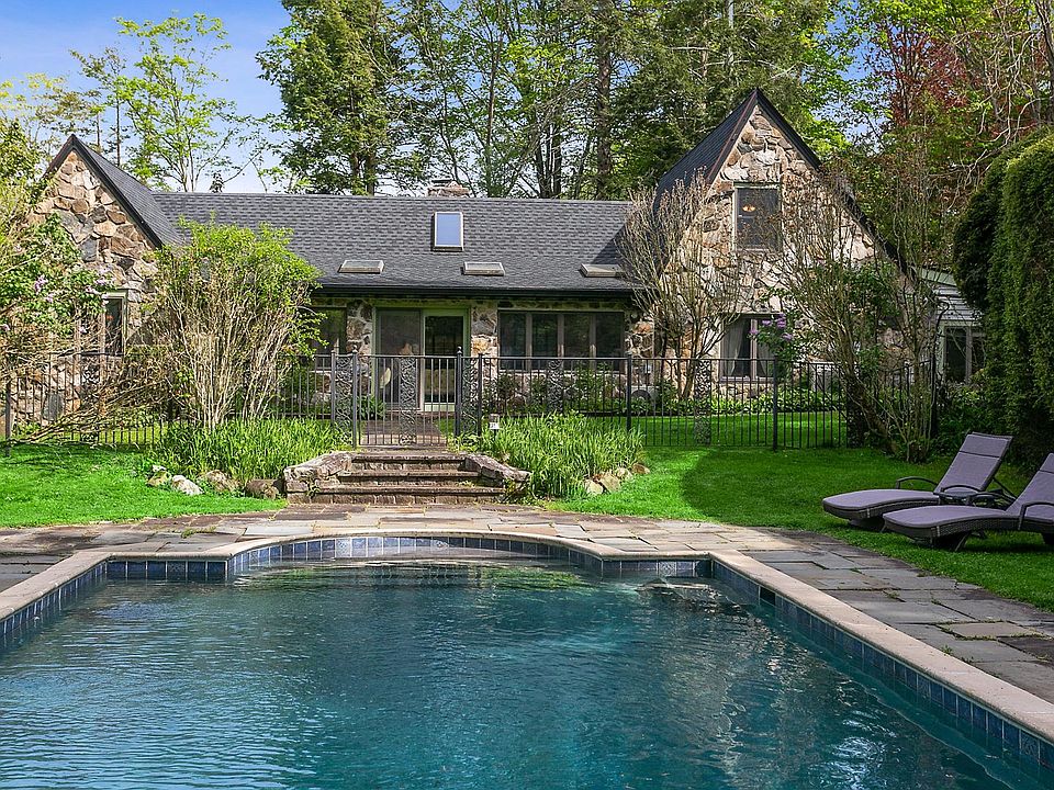 1st image of 19 Lily Pond Ln