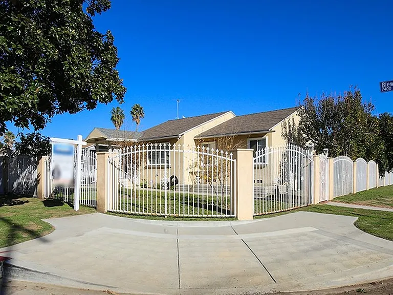 7400 Blewett Ave — Photo 3