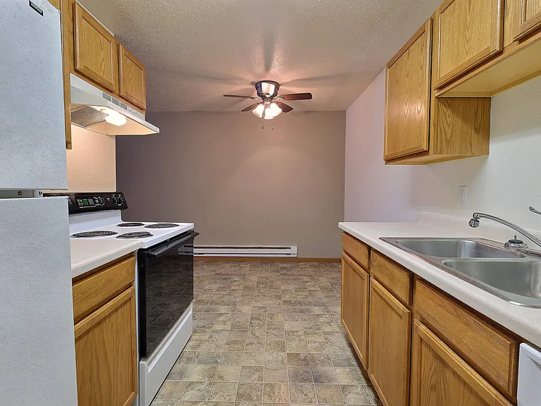 Fargo, ND Dakota Manor Apartments | Kitchen