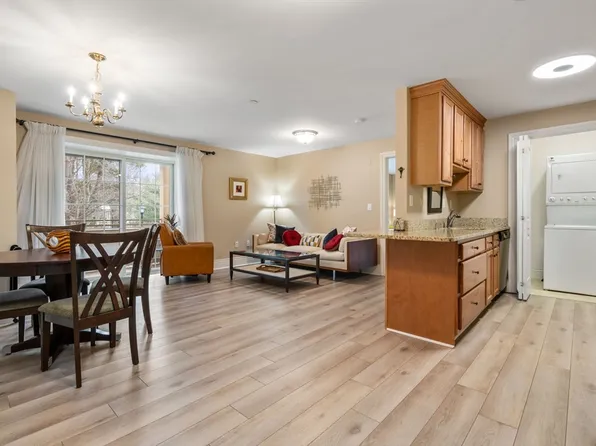 12 Russell Rd Unit 207, Wellesley, MA 02482
