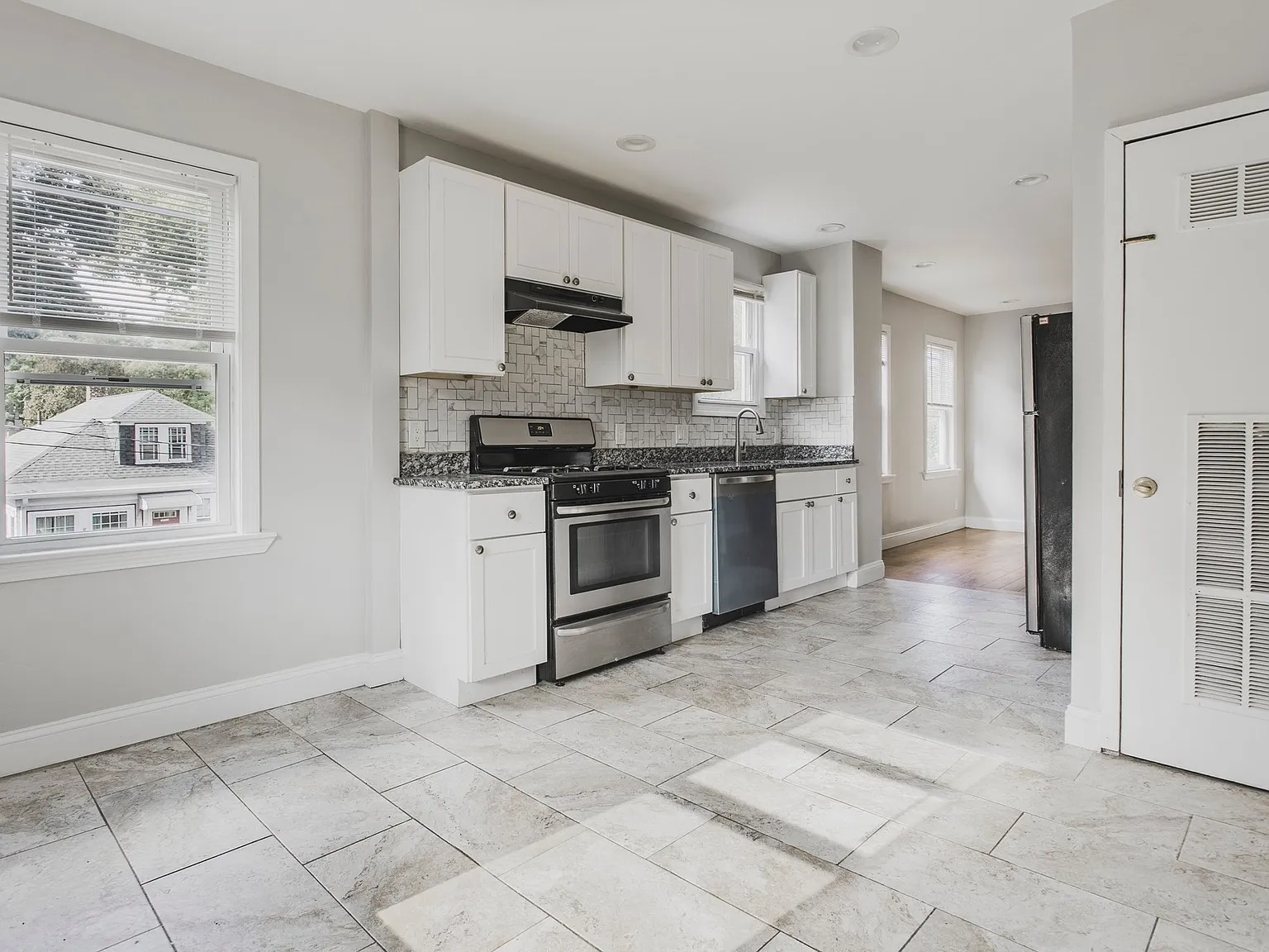 3 bed, 1.0 bath, 1100 sqft, $3,450 — Photo 3