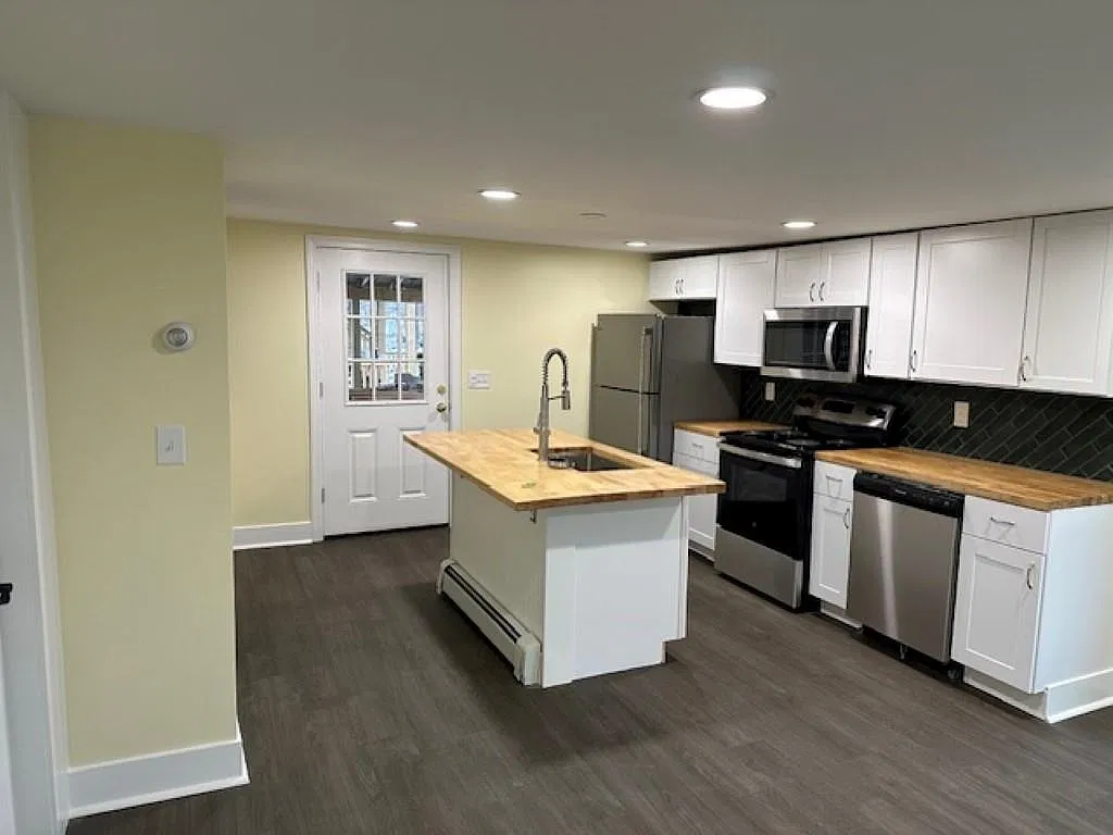 2 bed, 1.0 bath, 890 sqft, $1,700 — Photo 1