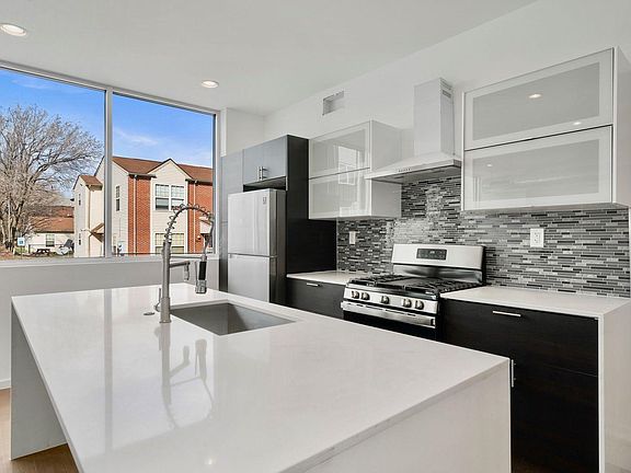 5th image of 634 W Jefferson St #1
