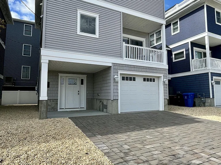 127 Dewey Dr — Photo 3