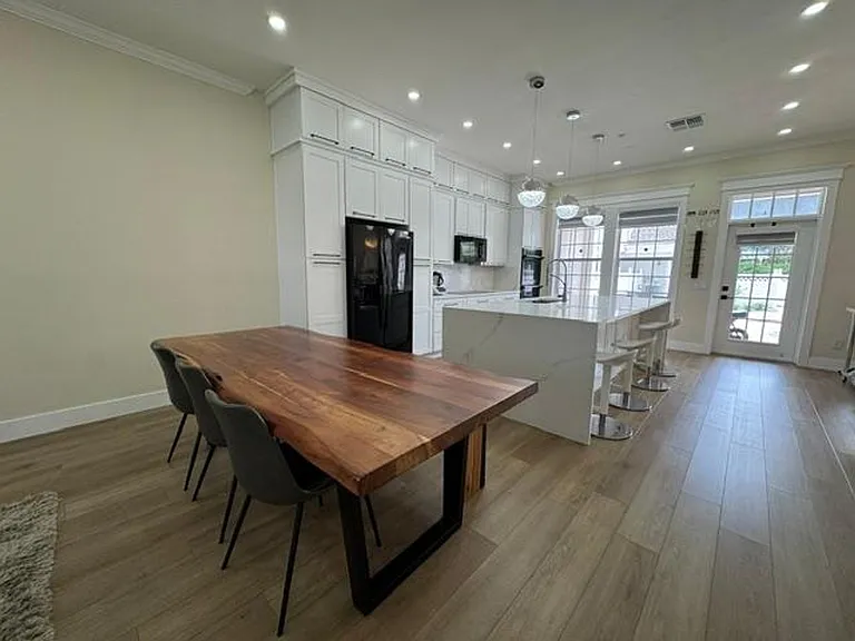 537 Campus St — Photo 7