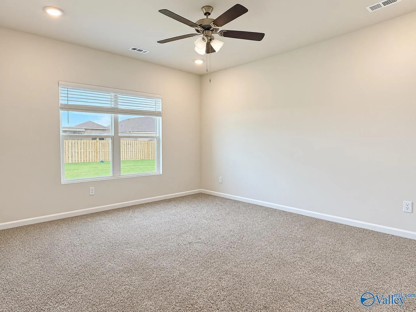 4 bed, 2.5 bath, 2336 sqft, $2,300 — Photo 4