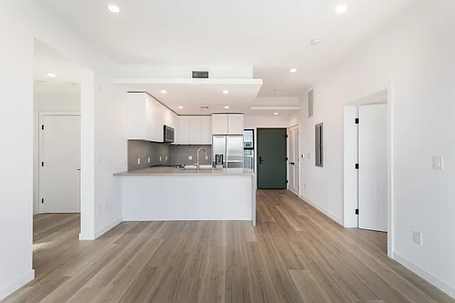 829 1/2 Larrabee St #404 Photo 1