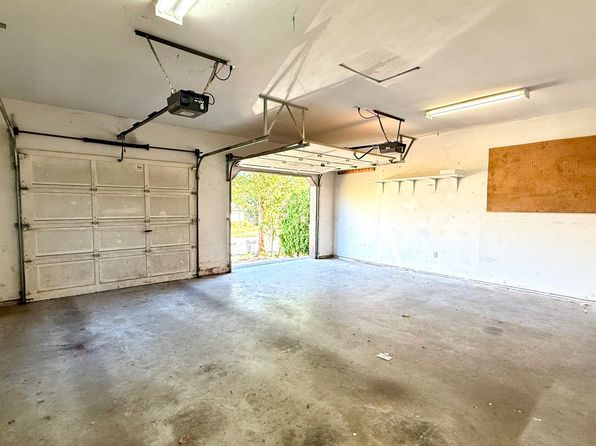 4 bedroom rental in Surrey — photo 18
