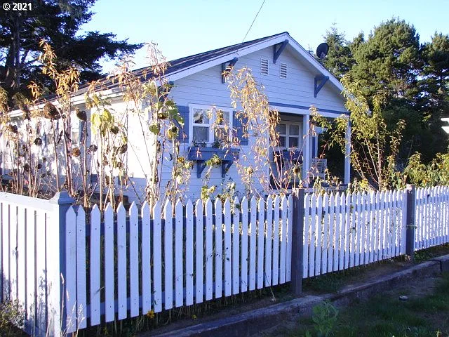 886 1st St photo 1