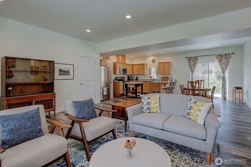 4th image of 9975 Saska Way