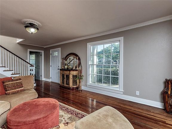 4th image of 2501 Carnation Ave