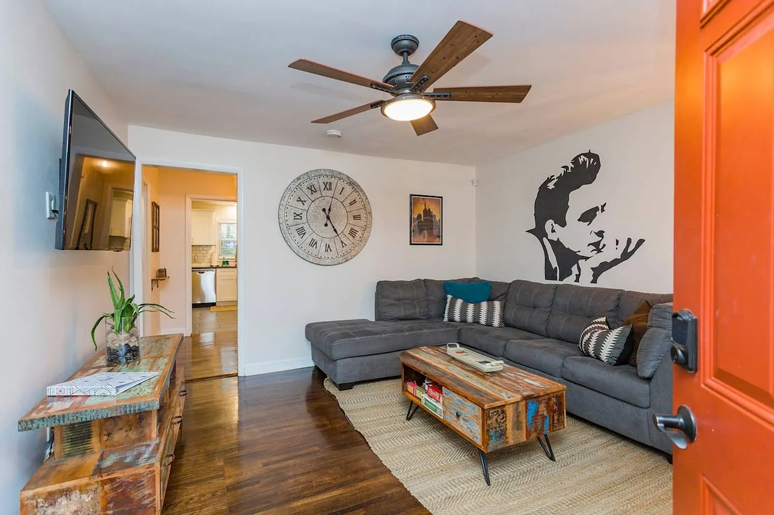 2 bed, 1.0 bath, 828 sqft, $3,079 — Photo 2