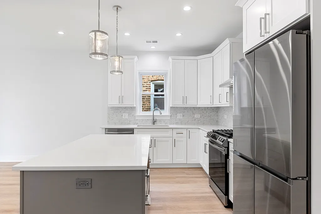 Attractive 3 Bed, 2 Bath at Washtenaw + Devon (West Ridge) — Photo 4