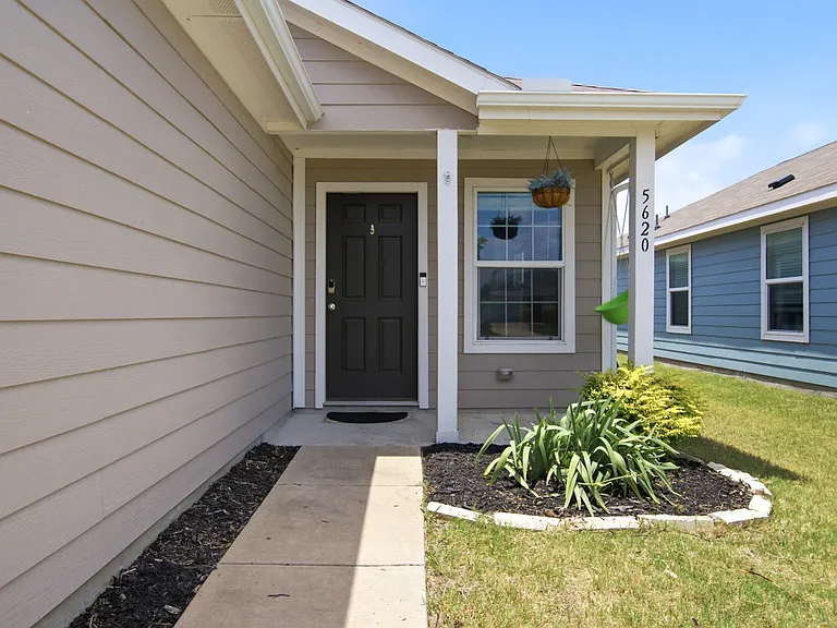 5620 Timber Point Dr — Photo 2